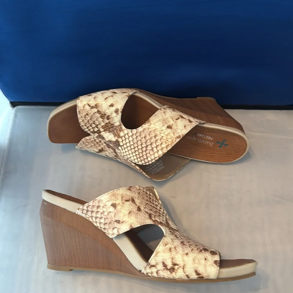 Bare traps Stylish‎ Snakeskin Wedge Sandals size 8.5 New